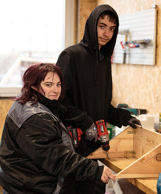 Zwei Jugendliche arbeiten in der Werkstatt