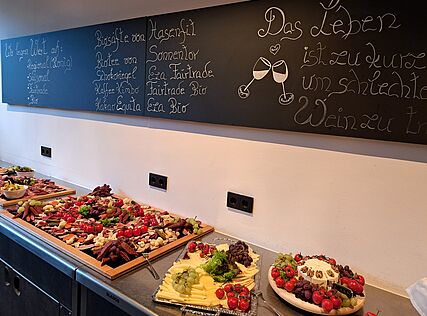 Buffet mit Käse, Wurst und Obst