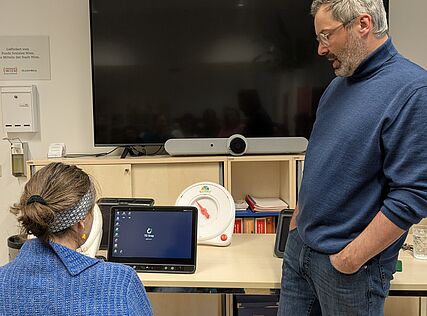 Auf dem Foto sieht man ein Tablet, das man mit den Augen steuern kann. Das Team vom Werkstätten- und Kulturhaus faktor.c probierte es aus und war beeindruckt.