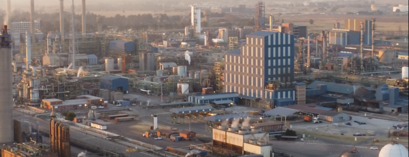 Das Bild zeigt ein Industriegebiet mti vielen Gebäuden