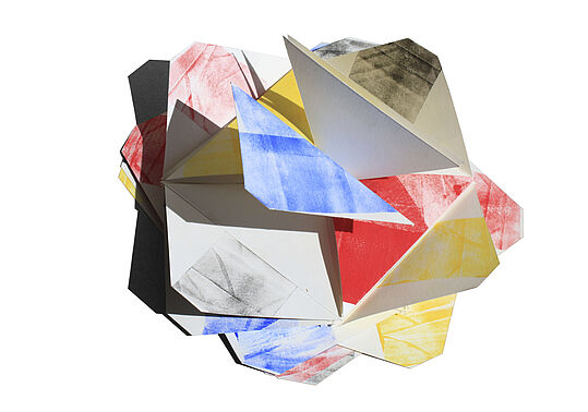 Bunte, dreidimensionale Papierform aus gefalteten Dreiecken mit roten, blauen, gelben und schwarzen Farbflächen