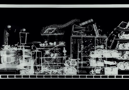 Gabriele Rothemann, Hab und Gut No. 8, 2012, Radiografie auf Röntgenfilm, 98,7 × 212,5 cm Röntgenaufnahme eines Regals mit verschiedenen Haushaltsgegenständen und Werkzeugen
