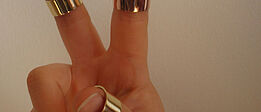 drei Finger auf denen je win Ring sitzt