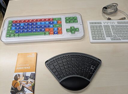 Die schwarze Tastatur hilft einhändigen Personen. Sie können damit schneller tippen